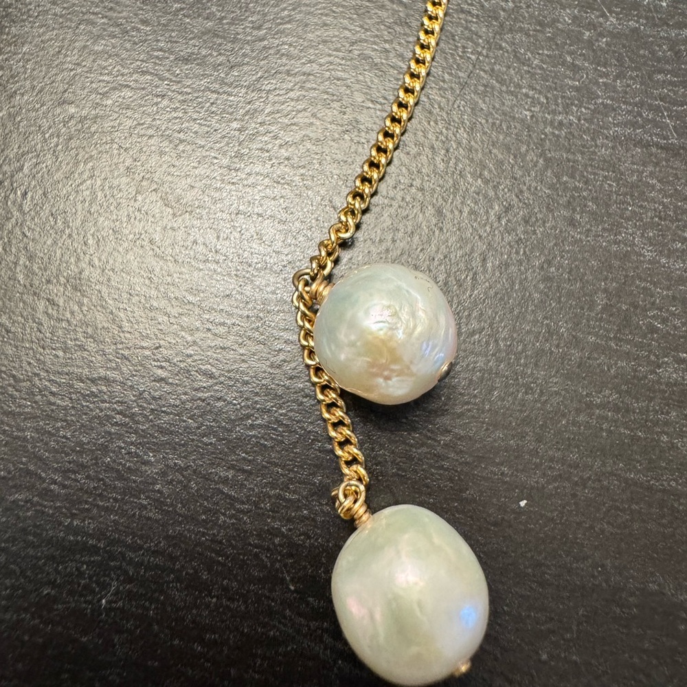 Elegant Gold and Pearl Drop Necklace